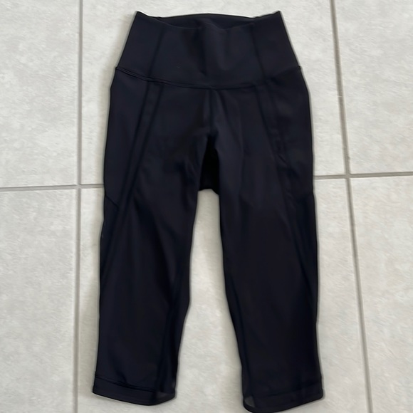lululemon athletica Pants - Lululemon women’s crop leggings